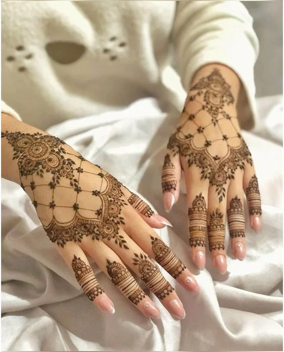 Leaf Weave Blend Using Back Hand Mehndi Design Leaf Weave Blend Using Back Hand Mehndi Design